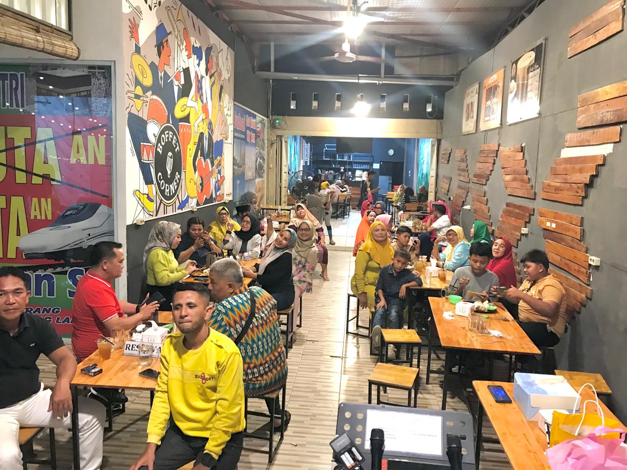 Owner Bintang Nasional merayakan HBD di Cafe Corner turut mengundang Panti asuhan Al Ikhlas serta memberikan santunan kepada anak yatim piatu 